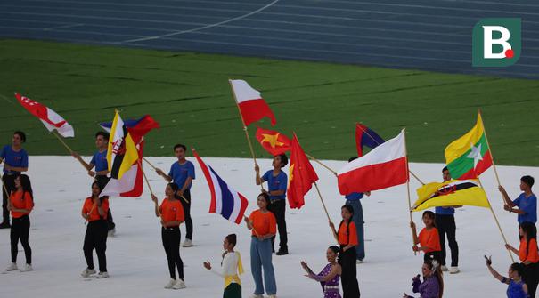Dalam sejarah SEA Games, kejadian bendera Indonesia dipasang terbalik bukan kali pertama terjadi saat pembukaan SEA Games 2023 Kamboja. Pada SEA Games 2017 saat Malaysia menjadi tuan rumah insiden serupa juga terjadi meski berbeda bentuk kesalahannya. (Bola.com/Abdul Aziz)
