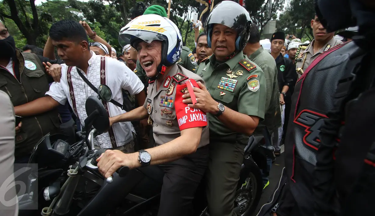  Kapolda Metro Jaya Irjen Pol Mochammad Iriawan bersama Mayjen TNI Teddy Lhaksmana saat  mengendarai motor trail di Balaikota DKI Jakarta, Jumat (14/10). Iriawan  dan Teddy sempat berbincang dengan pengunjuk rasa. (Liputan6.com/Immanuel Antonius)