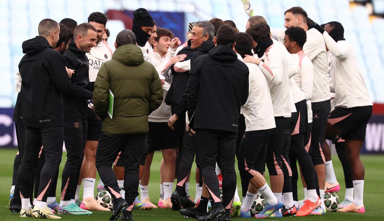 Pertandingan Aston Villa vs PSG ini dijadwalkan kick-off Rabu 16 April 2025 pukul 02.00 WIB, live streaming di Vidio. (FRANCK FIFE/AFP)