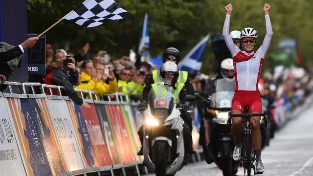 Lizzie Armitstead atlet balap sepeda puteri Inggris mengalami insiden tabrakan mengenaskan di Aviva Women's Tour. Ia menabrak fotografer sesaat setelah masuk garis finis sebagai pemenang di etape pertama.