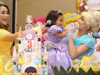 Pedangdut Ayu Ting Ting merayakan ulang tahun putrinya, Bilqis Khumairah Razak, yang ke-3 dengan sangat meriah di sebuah hotel di kawasan Margonda, Depok, Minggu (8/1). Pesta ulang tahun Bilqis mengusung tema princess. (Liputan6.com/Herman Zakharia)