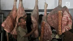 Kocom menunjukkan daging buatan di kawasan Bekasi, Jawa Barat, Senin (24/9). Boneka prostetik buatan Kocom  juga telah digunakan di Indonesia maupun mancanegara seperti di Belanda, Australia, Jepang, dan Swiss. (Merdeka.com/ Iqbal S. Nugroho)