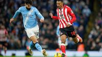 Manchester City Josko Gvardiol (kiri) berebut bola dengan Sunderland Wilson Isidor dalam pertandingan Liga Inggris di Etihad, Inggris, Sabtu, 6 Desember 2025. (AP Photo/Dave Thompson)