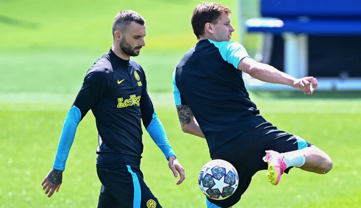 Dua gol berhasil dicetak oleh Edin Dzeko pada menit ke-8 dan satu gol lainnya dicetak oleh Henrikh Mkhitaryan pada menit ke-11. (GABRIEL BOUYS/AFP)