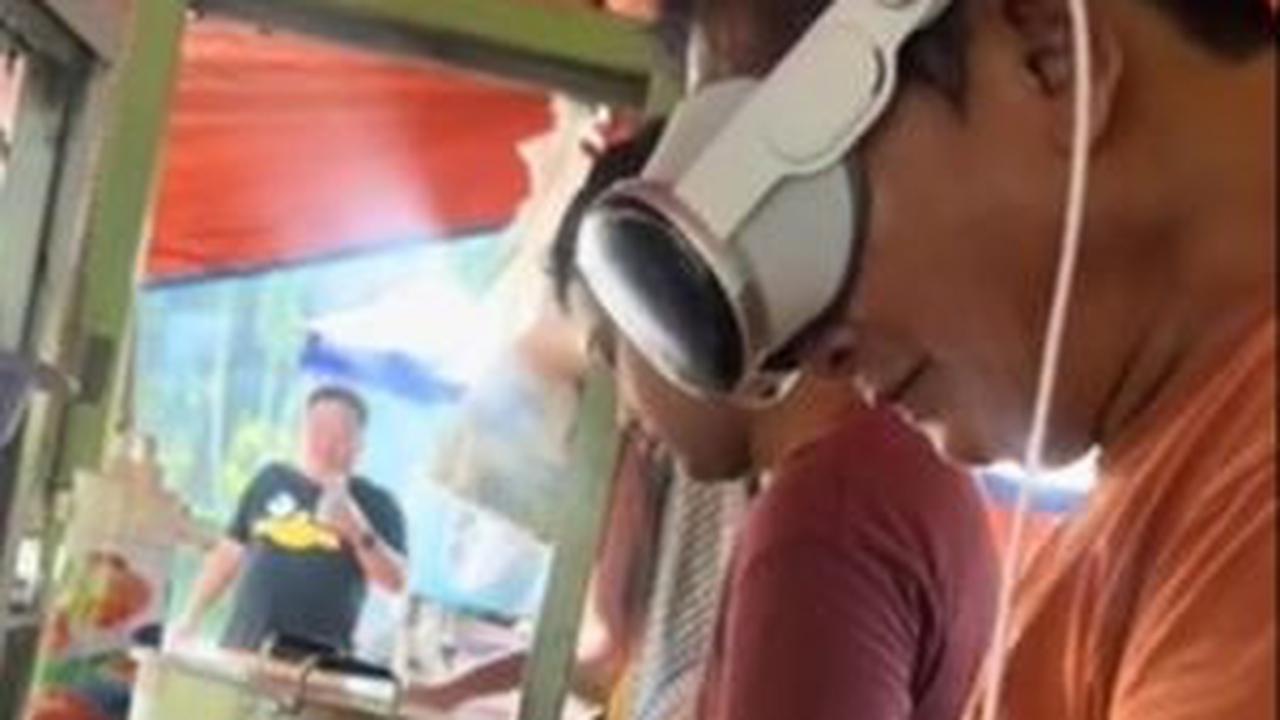 "Namanya Pak Sugiman, Kang Soto yang jualan pake apple vision pro.," tulis keterangan unggahan.