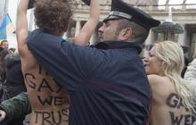 Empat pegiat Femen telanjang di depan Paus  