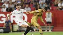 Bek Sevilla, Jose Angel Carmona berebut bola dengan bek Barcelona, Eric Garcia selama pertandingan lanjutan La Liga Spanyol di Seville, Spanyol, Sabtu (3/9/2022). Barcelona menang telak atas Sevilla 3-0. (AP Photo/Jose Breton)