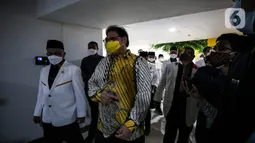 Ketua Umum Partai Golkar Airlangga Hartanto menyambut kedatangan Presiden Partai Keadilan Sejahtera (PKS) Ahmad Syaikhu saat pertemuan di DPP Partai Golkar, Jakarta, Kamis (29/4/2021). (Liputan6.com/Johan Tallo)