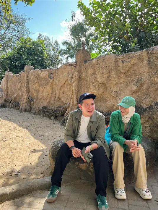 Begitupun Zaskia Adya Mecca yang menikmati momen liburan ke Bali Zoo dengan kemeja hijau dan long pants khaki.