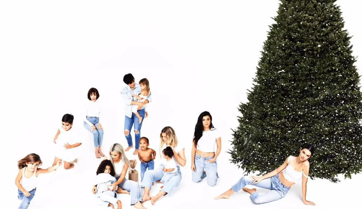 Keluarga Kardashian-Jenner bahkan sudah jauh-jauh hari merilis kartu Natal di Instagram. (instagram/kimkardashian)