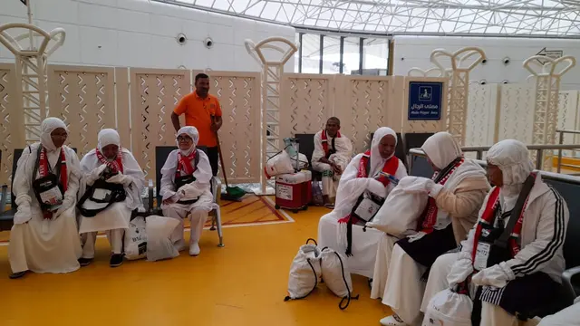 Koper Jemaah Dibongkar Paksa Petugas Bandara Jeddah Gara-gara Bungkusan Mencurigakan, Isinya Ternyata Makanan