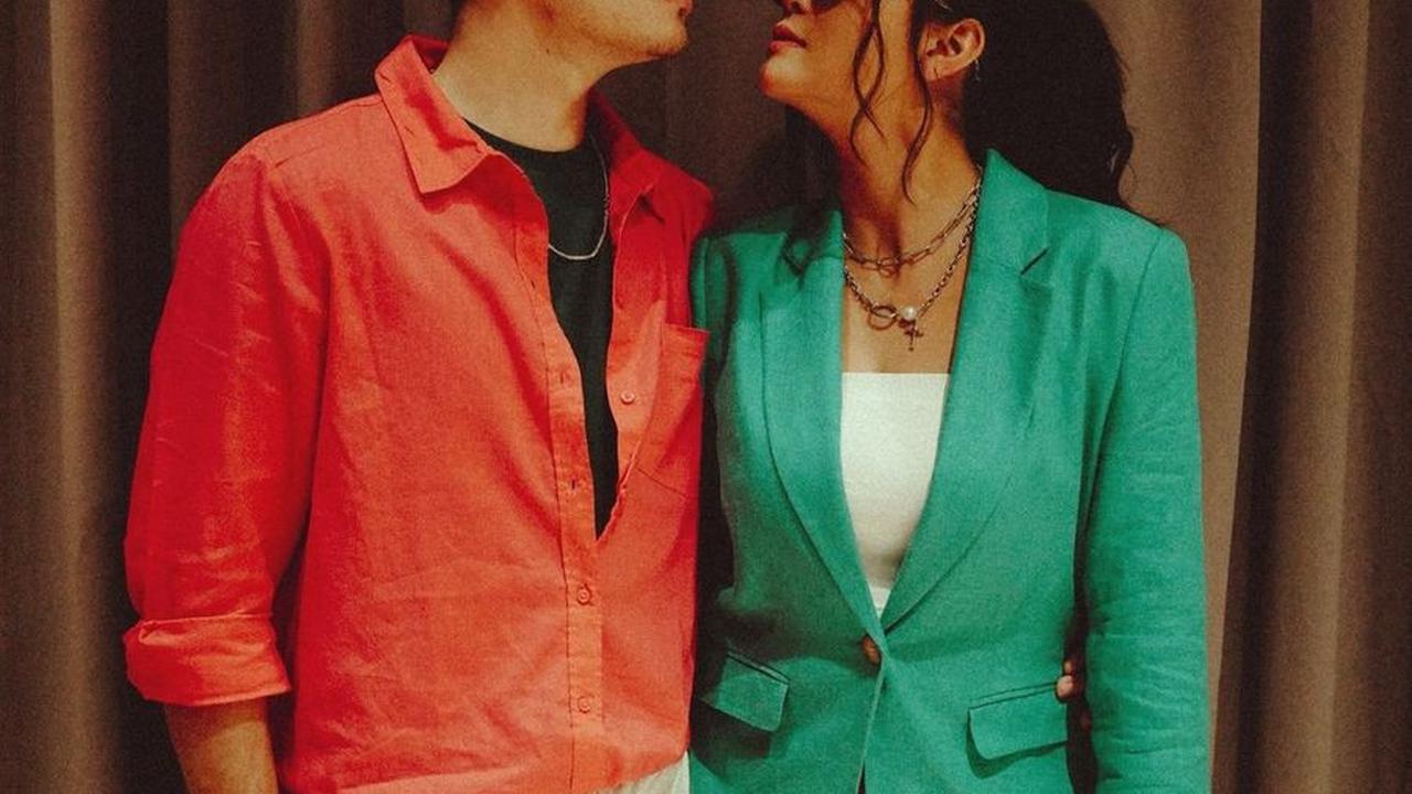 Mereka sering membagikan momen-momen romantis di media sosial, seperti foto-foto mesra.<br><br>
