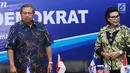 Ketua Umum Partai Demokrat Susilo Bambang Yudhoyono (kiri) menerima kunjungan Wakil Ketua KPK, Basaria Panjaitan di kantor DPP Partai Demokrat, Jakarta, Rabu (13/9). Pertemuan membahas sinergitas pemberantasan korupsi. (Liputan6.com/Helmi Fithriansyah)