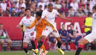 Bek Sevilla, Djibril Sow mencoba menghentikan Endrick di laga Sevilla vs Real Madrid, Senin (19/5/2025) (AP Photo/Jose Breton)