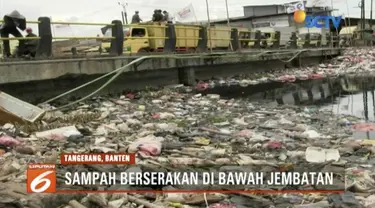 Sampah rumah tangga menumpuk di bawah Jembatan Kali Prancis, Tangerang, Banten.