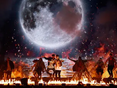 Penyanyi asal Kanada, Justin Bieber tampil pada ajang BRIT Awards yang digelar di O2 arena, London, Rabu (24/2/2016). Selain Justin Bieber, sederet musisi terkenal juga memeriahkan ajang penghargaan bergengsi tersebut. (REUTERS/Stefan Wermuth)