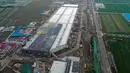 Foto dari udara memperlihatkan pembangunan pabrik Tesla di Shanghai, China pada Selasa (16/7/2019). Pembangunan pabrik produsen mobil listrik yang pertama di luar Amerika Serikat ini memiliki nilai investasi 5 miliar dolar AS atau setara Rp70 triliun. (AFP Photo)
