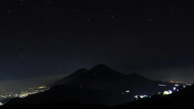 Pesona Bintang-bintang di Atas Langit Gunung Prau 