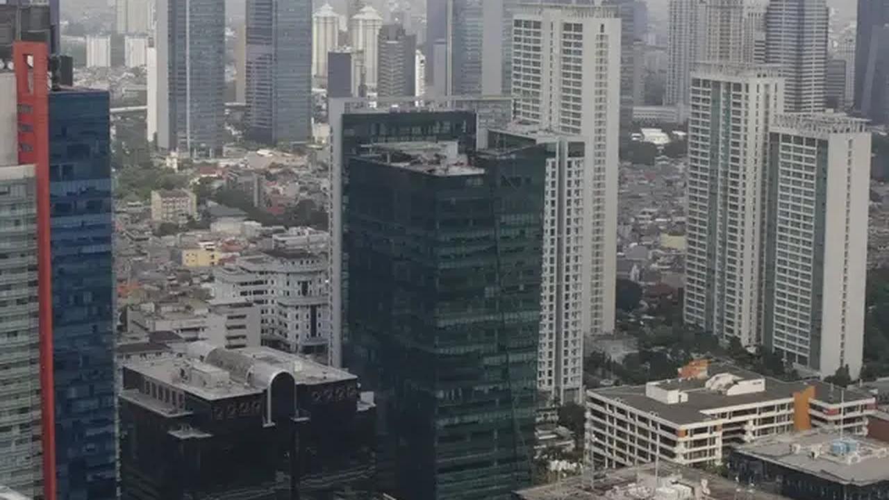 "Adik saya tinggal di Jakarta dan dia juga sudah punya anak. Saya lihat justru mungkin anak dia tuh biaya hidupnya lebih tinggi dari anak saya. Sekolah (swasta) lebih mahal, ke mana-mana mesti diantar-jemput naik mobil, segala macam," kata Septian.