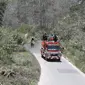 Petugas pemadam kebakaran membersihkan jalan sekolah dari abu pasca erupsi Gunung Merapi di Boyolali, Jawa Tengah pada 13 Maret 2023. Di Desa Klakah Boyolali dampak awan panas guguran Gunung Merapi menyebabkan hujan abu vulkanik dengan ketebalan mencapai 3 cm. (AFP/Dika)