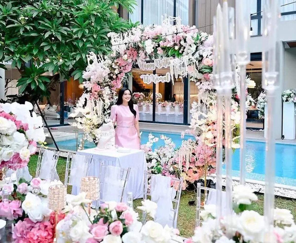 6 Potret Titi Kamal bak Barbie Awet Muda Dibalut Dress Pink saat Rayakan Pesta Ulang Tahun ke-43 di Rumahnya