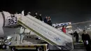 Pengungsi Yahudi Ukraina dan imigran baru yang melarikan diri dari perang di negara mereka turun dari pesawat setibanya di Bandara Ben Gurion, Tel Aviv, Israel, 22 Desember 2022. Sebanyak 100 orang Yahudi Ukraina tiba di Israel, termasuk beberapa penumpang yang terbaring di tempat tidur dan dalam kondisi sakit. (GIL COHEN-MAGEN/AFP)