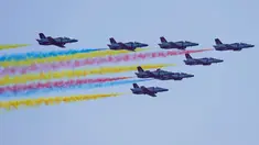 Jet tempur K-8 dari Tim Aerobatic "Hongying" Angkatan Udara China melakukan manuver pada China Airshow 2018 di Guangdong, Selasa (6/11). Pertunjukan ini menjadi ajang memamerkan kekuatan Angkatan Udara Tentara Pembebasan Rakyat China. (AP/Kin Cheung)