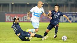 Pemain Persela Lamongan, Ivan Carlos (tengah) berusaha melewati pemain Arema FC dalam laga pekan ke-6 BRI Liga 1 2021/2022 di Stadion Madya, Jakarta, Minggu (3/9/2021). (Bola.com/M Iqbal Ichsan)