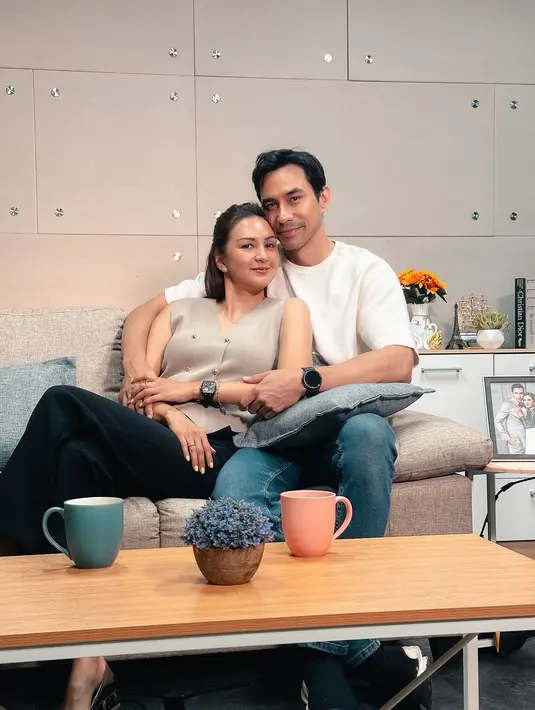 Mesranya penampilan Donna Agnesia dan Darius Sinathrya. Donna tampil manis mengenakan atasan cokelat tanpa lengan dan celana panjang hitam, sedangkan Darius lebih kasual dengan kaus putih polos lengan pendek dan celana panjang jeans. [Foto: Instagram/darius_sinathrya]