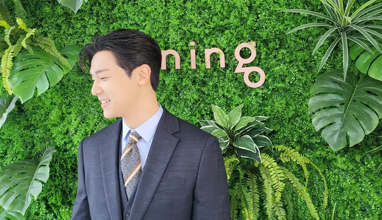 <p>Bagi banyak orang, Kang Min Hyuk tetaplah memesona seperti 10 tahun yang lalu. Apalagi dengan penampilannya yang lebih dewasa. (Foto: Netflix via Twitter)</p>
