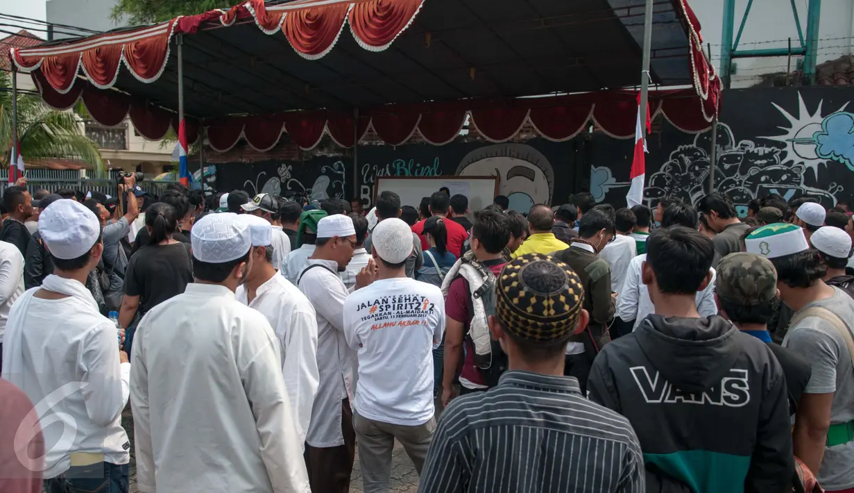 Warga melihat proses penghitungan suara Pilkada DKI 2017 di TPS 17, Petamburan, Tanah Abang, Jakarta, Rabu (19/4). Hari ini warga Jakarta memberikan hak suara dengan memilih salah satu dari dua pasangan Cagub dan Cawagub. (Liputan6.com/Gempur M Surya)