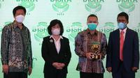 Sandy Indrawan, Direktur PT Berau Coal menerima penghargaan CSR terbaik di BISRA 2022.