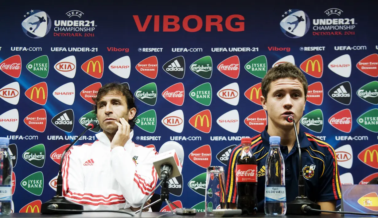Ander Herera (kanan) terkenal dengan totalitas dan kerja kerasnya di lapangan saat membawa Spanyol U-21 menjadi kampiun Piala Eropa U-21 2011. Atas performa baiknya di Piala Eropa U-21 2011 dirinya pun menjadi pilihan klub-klub besar seperti Manchester United dan PSG. (AFP/Jonathan Nackstrand)