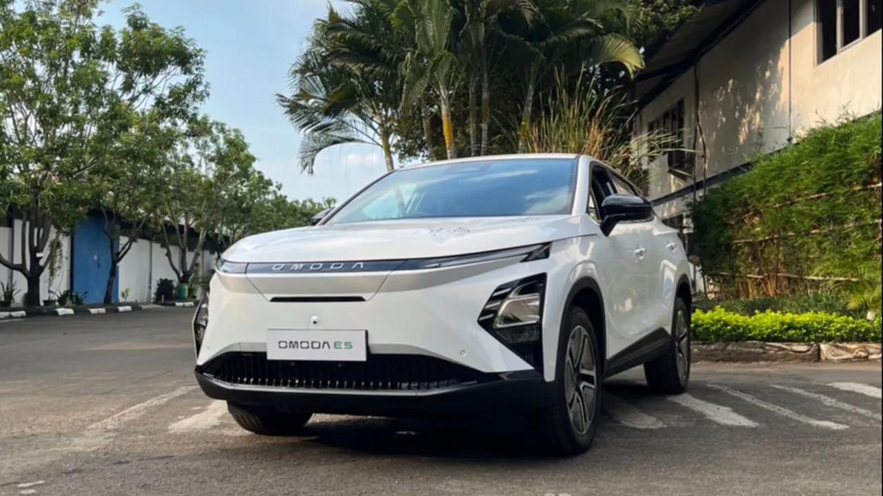 Dukungan nyata pemerintah dengan memesan 12 unit Omoda E5 diharapkan dapat menjadi stimulus konsumen otomotif Indonesia memiliki mobil futuristik ini.<br>