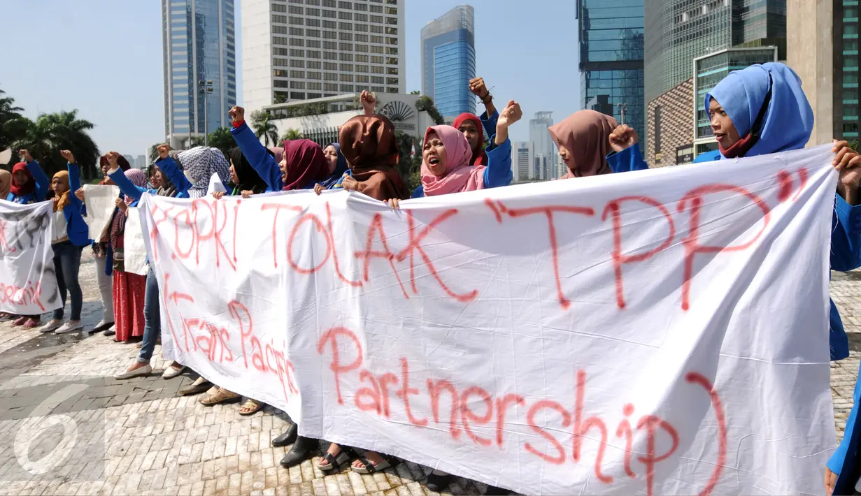 Sejumlah mahasiswi yang tergabung dalam Kopri PB PMII melakukan aksi di Bundaran HI, Jakarta, Minggu (13/3/2016). Meski sudah ada larangan kegiatan politik saat Car Free Day, namun mereka tetap melakukan aksi. (Liputan6.com/Helmi Fithriansyah)
