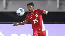 Pemain Timnas Indonesia, Beckham Putra mengontrol bola dalam laga FIFA Matchday melawan Chinese Taipei di Stadion Gelora Bung Tomo (GBT), Surabaya, Jumat (05/09/2025). (Bola.com/Abdul Aziz)