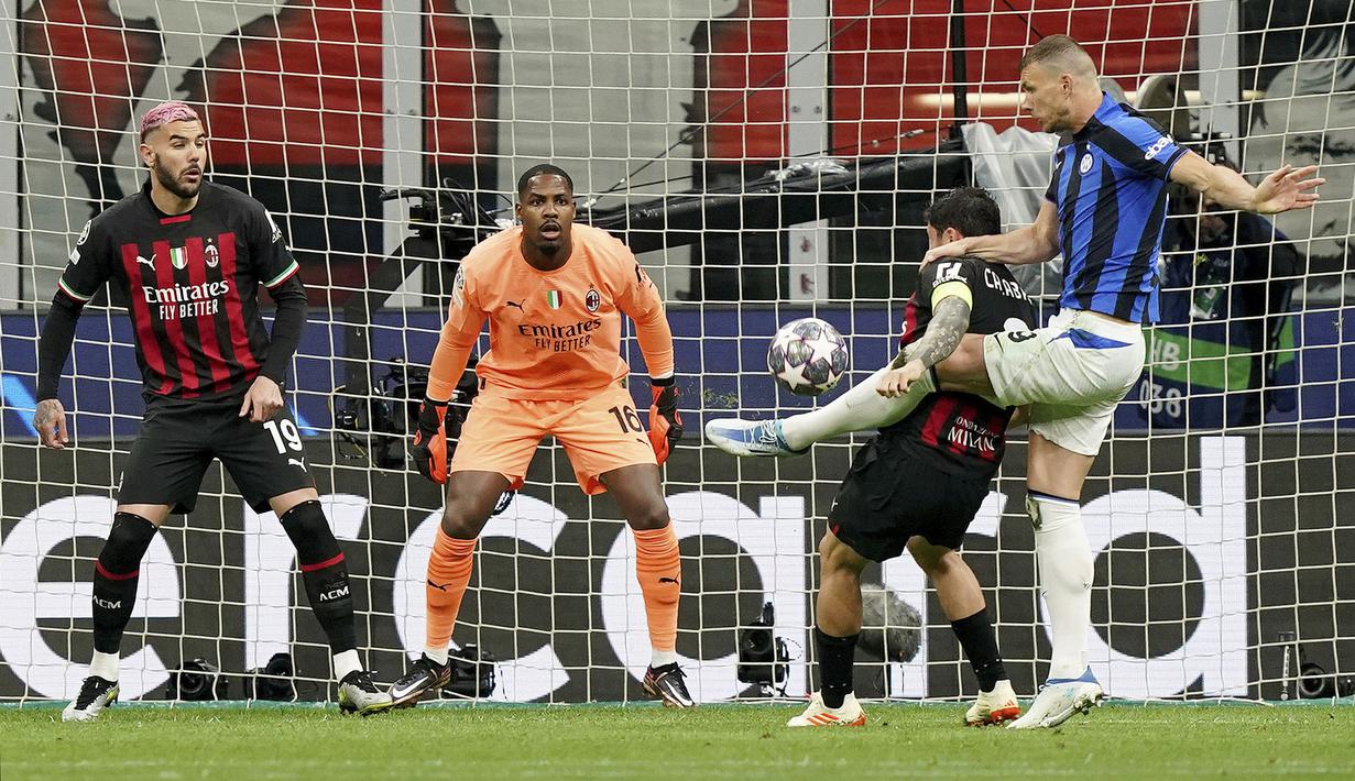 Pemain Inter Milan, Edin Dzeko (kanan) mencetak gol pertama timnya ke gawang AC Milan pada laga leg pertama semifinal Liga Champions 2022/2023 di San Siro, Milan, Italia, Kamis (11/05/2023) WIB. Laga dimenangkan oleh Nerazzurri dengan skor 2-0. (AP Photo/LaPresse/Spada)