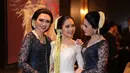 Jessica Tanoesoedibjo memilih kebaya brokat berwarna putih dengan siluet kebaya Jawa berpotongan panjang. Aksen train yang menyapu lantai memberi impresi dramatis. Kebaya tersebut kemudian dihiasi dengan kancing timbul serta payet di sekujur tubuhnya. [@jessicatanoe].