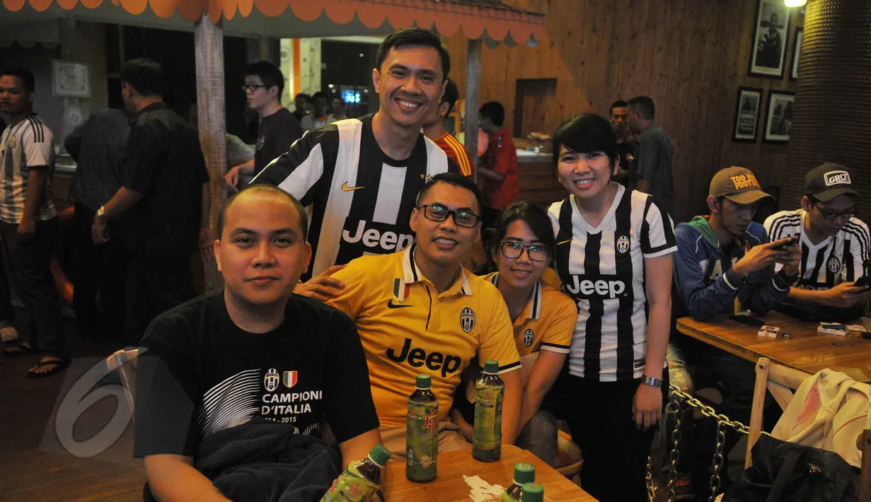 Para Juventini berfoto bersama saat nonton bareng final Liga Champions Juventus vs Barcelona, di Dock 88, La Piazza, Mall Kelapa Gading, Minggu (7/6/2015). (Liputan6.com/Herman Zakharia)