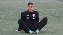 Kiper Timnas Mesir, Essam El hadary mengikuti latihan di stadion Akhmat Arena di Grozny (10/6). Di usianya menginjak 45 tahun, Essam akan memecahkan rekor kiper Kolombia, Faryd Mondragon di Piala Dunia 2014 (43 tahun). (AFP Photo/Karim Jaafar)