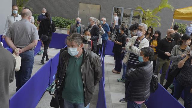 Vaksin Pfizer Disetop Sementara di Hong Kong