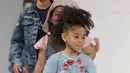 Para model cilik berjalan di atas catwalk membawakan koleksi True Religion pada saat petitePARADE di Children's Club di Jacob Javitz Center di New York City (6/8). (JP Yim / Getty Images untuk petitePARADE / AFP)