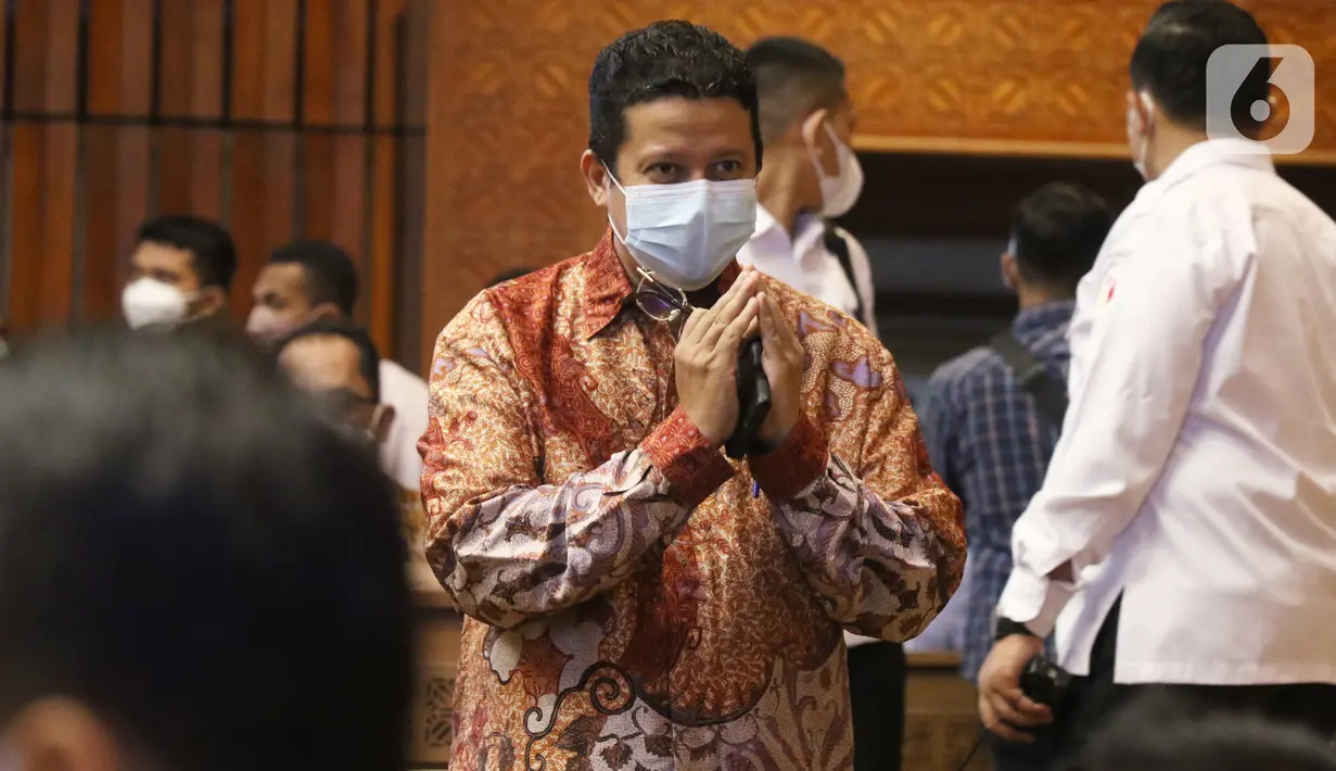 Ketua DKPP Muhammad (batik cokelat) bersiap mengikuti rapat kerja dengan Komisi II DPR RI di Kompleks Parlemen Jakarta, Rabu (13/4/2022). Raker tersebut membahas persiapan pemilu serentak pada 2024. (Liputan6.com/Angga Yuniar)