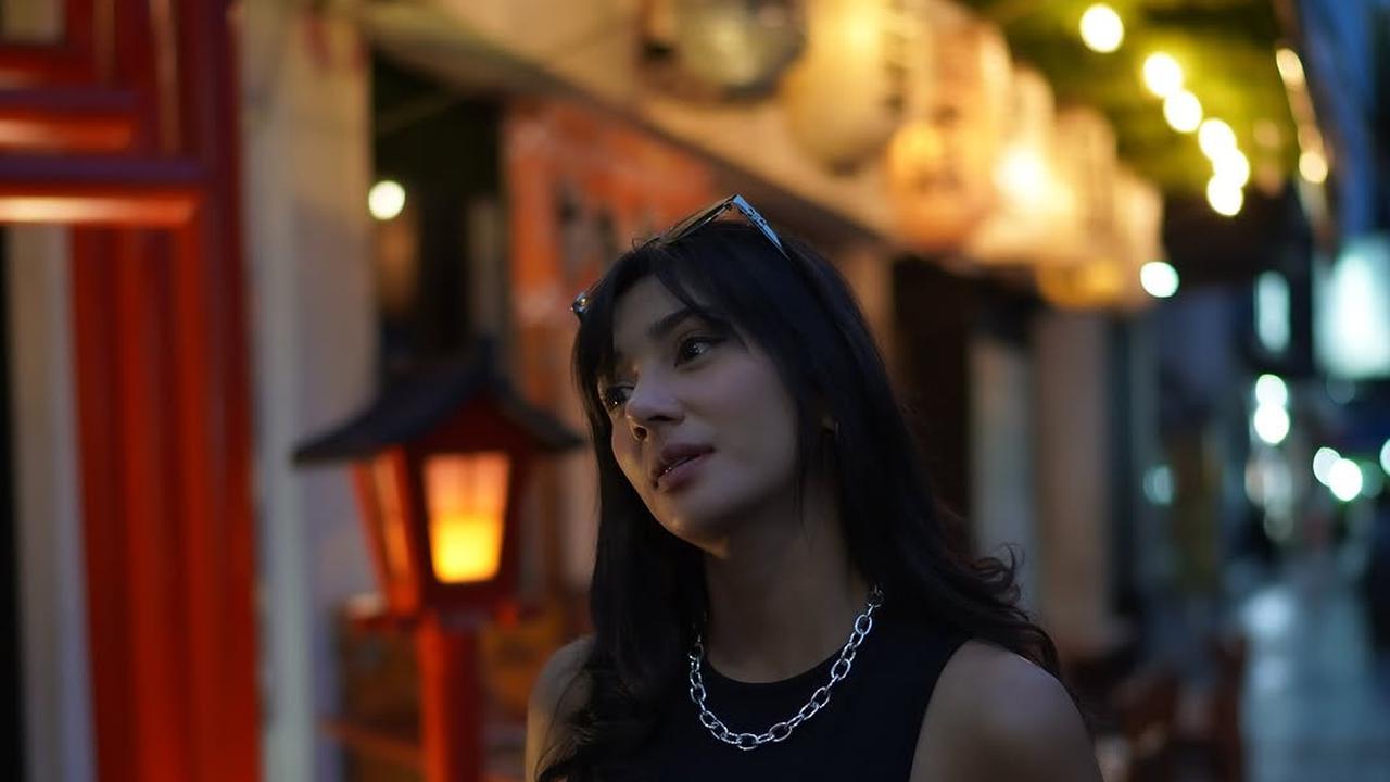 Potret Terbaru Fanny Ghassani, Cantik dengan Outfit Tank Top Crop Hitam