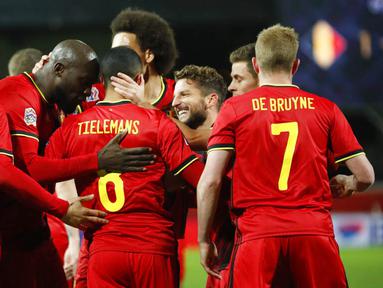 Para pemain Belgia merayakan gol yang dicetak oleh Youri Tielemans ke gawang Inggris pada laga UEFA Nations League di Stadion King Power, Senin (16/11/2020). Belgia menang dengan skor 2-0. (AP/Francisco Seco)