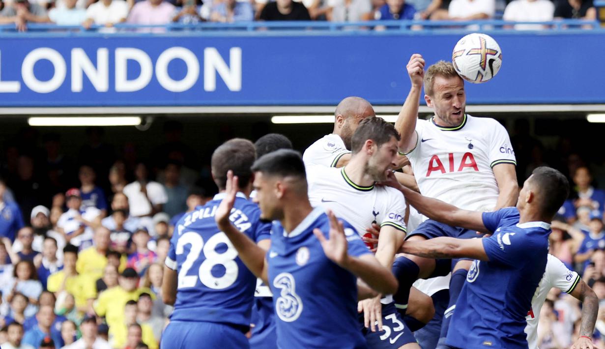 Sebelum gol Harry Kane tercipta ada momen pemain Tottenham, Romero, menjambak bek Chelsea Cucurella. namun sayang wasit menilai tidak ada pelanggaran, akhirnya Spurs menyamakan kedudukan 2-2. (AP/Ian Walton)