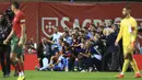 Gol telat Alvaro Morata akhirnya tak mampu dibalas Portugal hingga laga usai. Dengan kemenangan 1-0 atas Portugal, Spanyol yang mengoleksi 11 poin berhak lolos ke semifinal mewakili Grup B usai menggeser Portugal yang hanya mengemas 10 poin dari puncak klasemen. (AP/Rui Vieira)