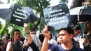 Aktivis HAM membawa sejumlah poster saat menggelar aksi di depan kantor Komnas HAM di Jakarta, Selasa (11/12). Aktivis menuntut penyelesaian kasus pelanggaran HAM yang terjadi di Indonesia. (Liputan6.com/Angga Yuniar)