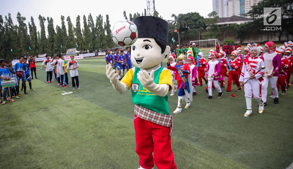 Maskot Liga Santri Nusantara (LSN) bersama santri melakukan persiapan pada pertandingan LSN di Gor Pertamina Simprug, Jakarta, Senin (4/9). LSN digelar atas kerja sama Kemenpora dan diikuti ratusan santri se-DKI. (Liputan6.com/Faizal Fanani)