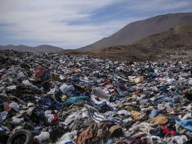 Tumpukan besar pakaian bekas menutupi gurun pasir di dekat lingkungan La Mula di Alto Hospicio, Chile, Senin (13/12/2021). Chile adalah importir besar pakaian bekas, dan barang-barang yang tidak terjual dibuang di sini. (AP Photo/Matias Delacroix)
